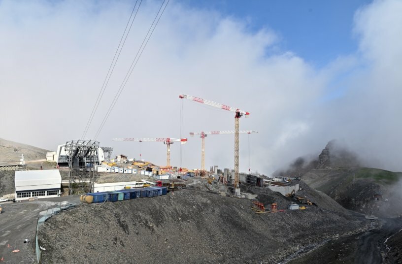 Żurawie wieżowe Potain podczas budowy kolejki linowej w Alpach